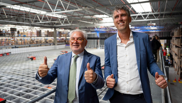 Fernand Huts (l.) , president of Katoen Natie, and Joost De Beijer, CEO of Intergamma, celebrate the inauguration of the Auto-Store project.
