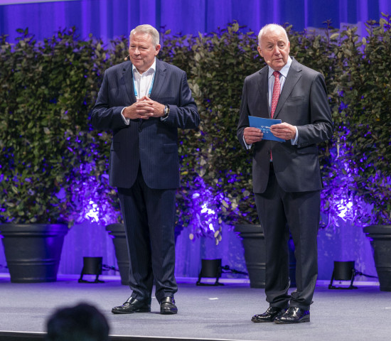 The managing directors on stage: Piet de Coninck (l.) and John Herbert.