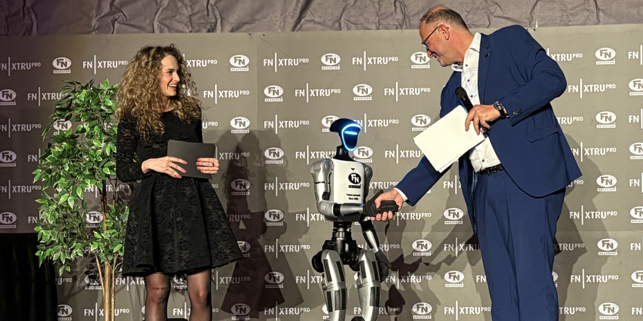 Franz Neuhofer and his daughter Victoria welcomed a new employee on stage: a robot named Unitree G1. Franz Neuhofer and his daughter Victoria welcomed a new employee on stage: a robot named Unitree G1.