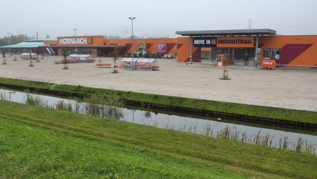 Hornbach now has ten stores nextdoor in the Netherlands. 