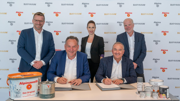The signing of the contract seals the cooperation between Alpina and Rust-Oleum. Present (from left) from Alpina Managing Director Thomas Sump, Peter Stechmann, Chairman of the Management Board, and Marketing Manager Katharina Tillmann; from Rust-Oleum John Kavanagh, President, International - RPM Consumer Group, and Andrew White, CEO Rust-Oleum EMEA. 