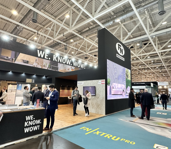 FN Neuhofer is convinced by the trade fair concept – and has set up the largest stand in Hanover. The focus of interest: the new extruded core skirting board FN Xtru-Pro.