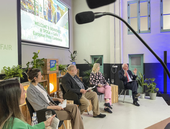 Panel discussion with moderator Camilla Biasio (from left), Anna Hackstein, managing director of the Industrieverband Garten (IVG), Norbert Jedrau, managing director of Barbecue Industry Association Grill (BIAG), Martina Mensing-Meckelburg, president of the Verband Deutscher Garten-Center (VDG), and John W. Herbert, secretary general of the European Retail Association and Global Home Improvement Network (EDRA/GHIN).