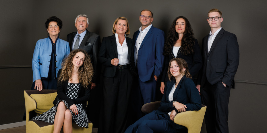 The entire family works at FN Neuhofer: Christiana and Franz Neuhofer senior represent the ninth generation, Helga and Franz Neuhofer are the current management, Franz's sister Caroline Schön is also involved, and his son Sebastian and two daughters Victoria (front left) and Sarah are already getting ready to take their places.