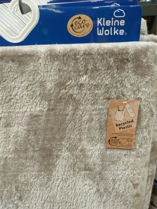 This carpet from Kleine Wolke was made from recycled material gained from PET bottles.