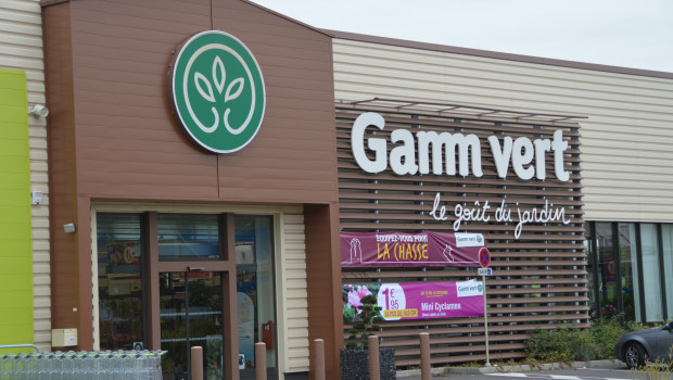 Gamm vert currently operates 1 004 garden centres in France. 