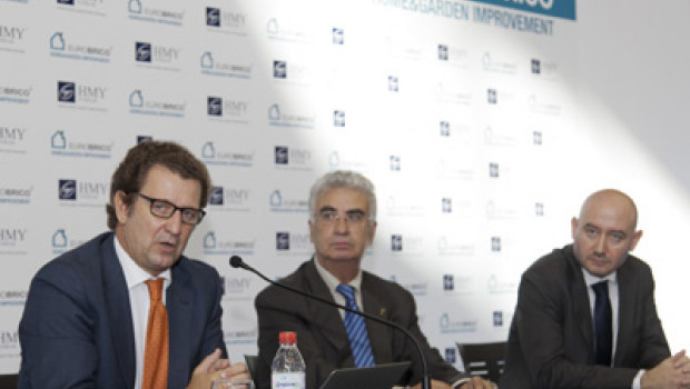 Bricor managing director Pablo de la Torre (left) and Diego Luis Marti (right) explained their new concept at Eurobrico. Fair boss Luis Franco is at centre.
