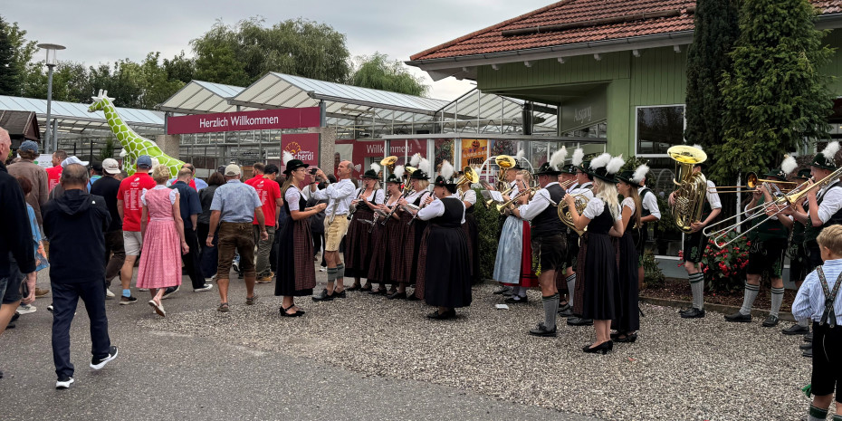 The IGCA buses received a traditional welcome in Hofstetten: with the local traditional band and, later, a folk dance group.
