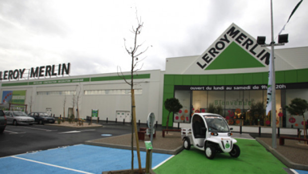 Leroy Merlin has been highlighting the subject of sustainability for quite some time now. The year 2011 saw the opening in Valence of the chain’s first “positive energy” store, an outlet producing more energy than it consumes.
