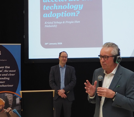 Belgian industry insider Thierry Coeman (right), who was responsible for the supporting program, introduced the presentation by Kristof Scheys and Freyia Han on how the industry is dealing with new retail technologies.