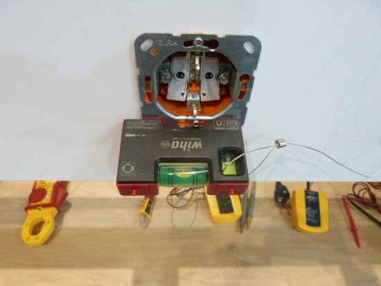 The Wiha mini spirit level stays in place thanks to magnetic force.&nbsp;