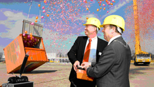 National manager Evert de Goede (left) and Peter A.C.M. van der Velden, mayor of Breda, mark the start of Holland’s biggest DIY superstore.