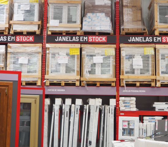 At Brico Dépôt, the emphasis is on having goods in stock. At Brico Dépôt, the emphasis is on having goods in stock.