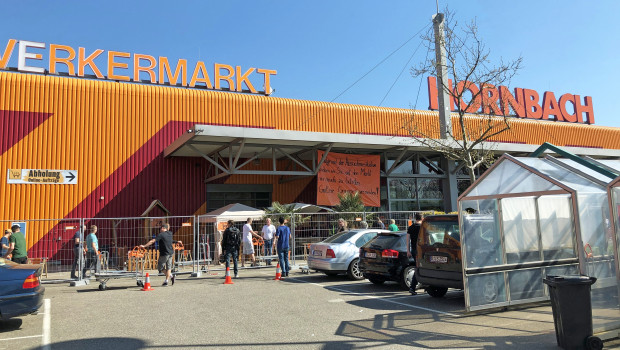 "A good but challenging year": queue at a German DIY store in spring 2020.