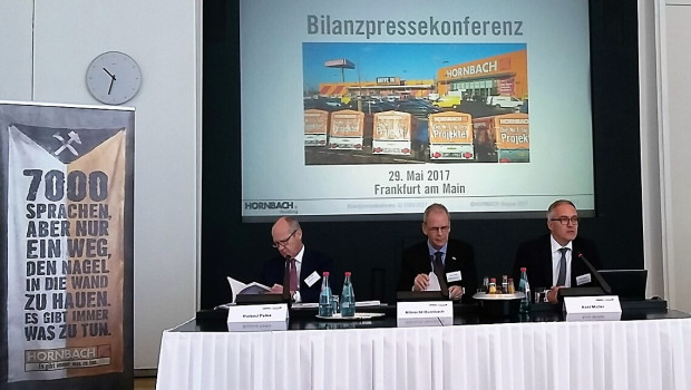 “No other company in the industry drives digitisation forward so vehemently and with so much effort,” said Albrecht Hornbach (m.) at the presentation of the annual statement in Frankfurt