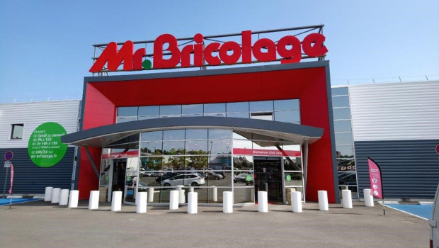 The main sales channel of the group operates under the Mr. Bricolage brand.
