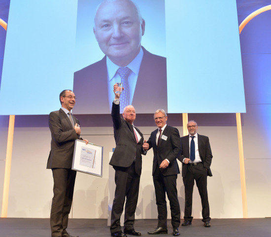 Jon W. Herbert receives the DIY Lifetime Award from the jury.