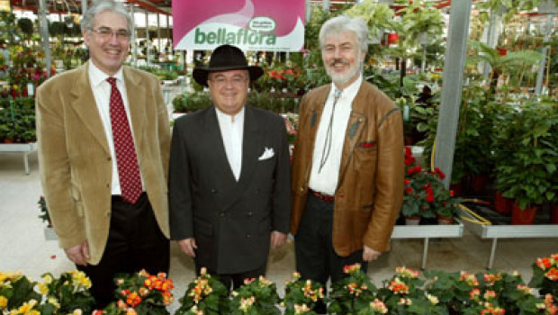 Bellaflora’s managing directors Nikolaus Thaller (l.) and Gerhard Vogelsang (r.) together with the architect Wolfgang Kaufmann in the new garden centre in Regau.