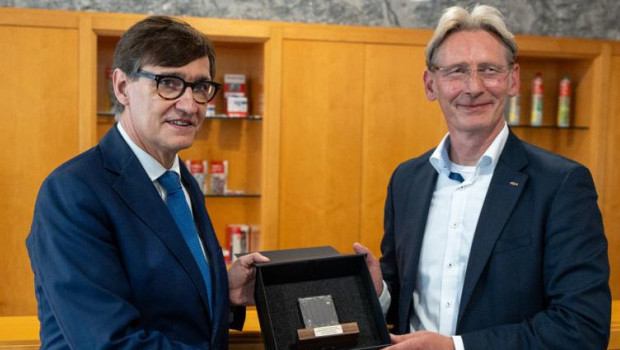 Salvador Illa (left) and Alexander Bässler jointly opened the new logistics centre in Spain. Salvador Illa (left) and Alexander Bässler jointly opened the new logistics centre in Spain.