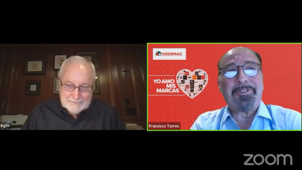 "I love my brands": when talking with Jim Inglis, Francisco Torres (r.) underlined his expertise and his attitude even by using his Zoom background.