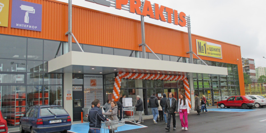 The exterior of the Praktis stores sports the typical DIY colour of orange. 
