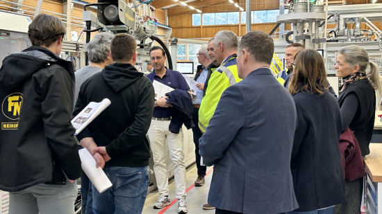 The approximately 200 guests had the opportunity to learn about the globally unique production process on site. The approximately 200 guests had the opportunity to learn about the globally unique production process on site.