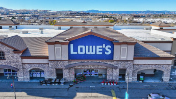Lowe's grows in first quarter