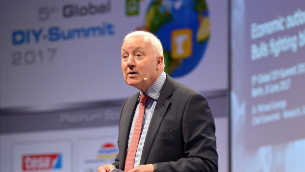 John W. Herbert on the stage of the 5th Global DIY Summit in Berlin. The trade expert has been active in the DIY store industry for almost 35 years.