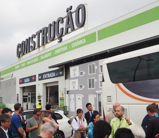 The visiting groups also stopped at Leroy Merlin Construção's building materials drive-in. The visiting groups also stopped at Leroy Merlin Construção's building materials drive-in.
