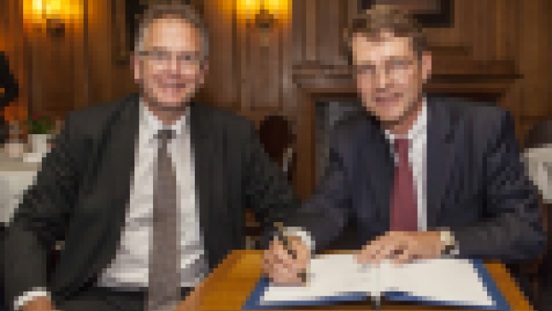 The presidents of Edra and Fediyma, Régis Degelcke (l.) und Reinhard Wolff, signed the Code of Practice in Brussels.