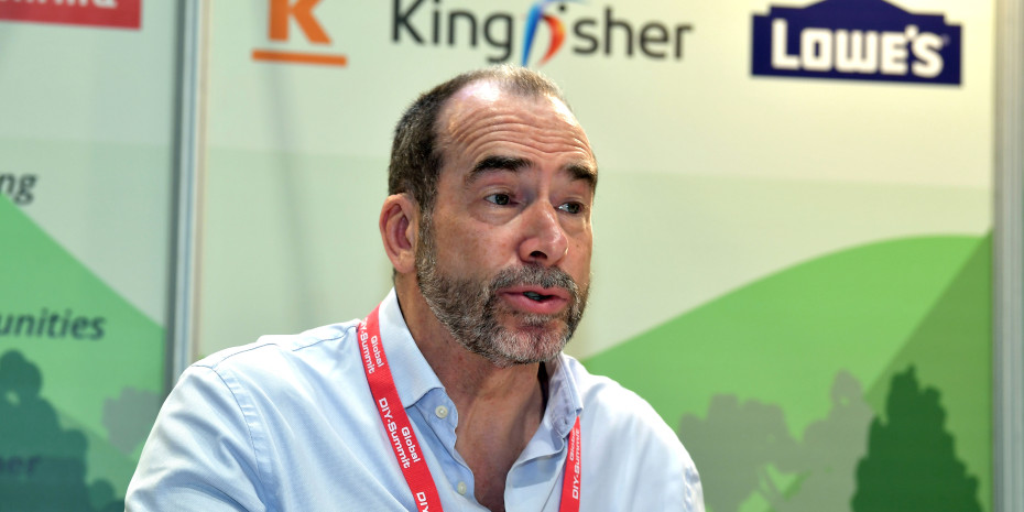 The Edra president insisted on wearing the congress badge for the interview photo - to express his appreciation for the Summit.