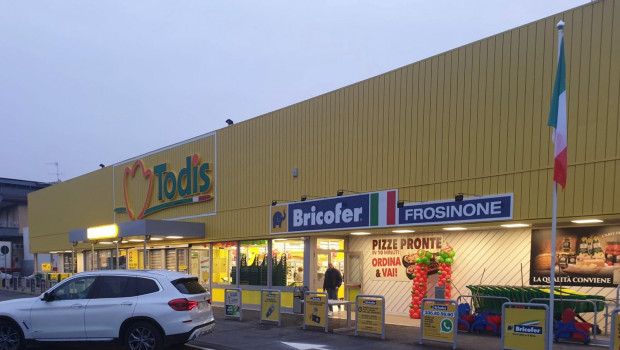 In Frosinone, a Todis supermarket has integrated a Bricofer shop-in-shop.
