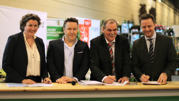 Signing of the contract of cooperation between Landgard and Koelnmesse (from left): Katharina C. Hamma, managing director of Koelnmesse; Armin Rehberg, chairman of Landgard; Franz-Willi Honnen, managing director of Landgard Flowers & Plants; Christoph Werner, vice president of Koelnmesse.
