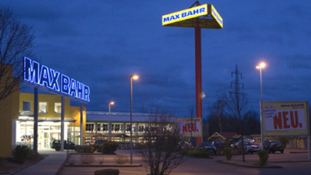 It seems as though the lights won’t be going out at Max Bahr. Hellweg, a competitor, looks like acquiring the chain.