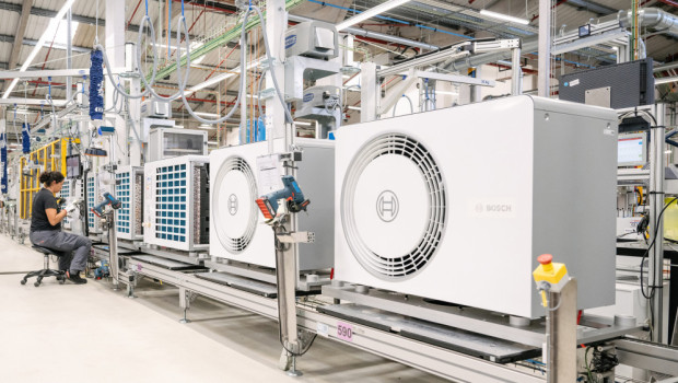 Production of air-to-water heat pumps at Bosch.