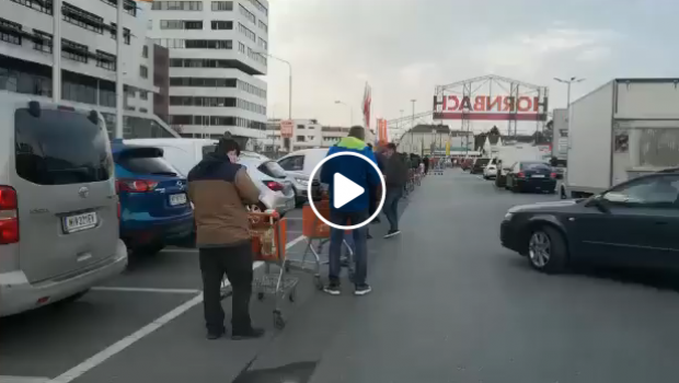 Long queues: This is how a Facebook user captured his impressions on the first morning after the reopening of DIY stores in Austria.