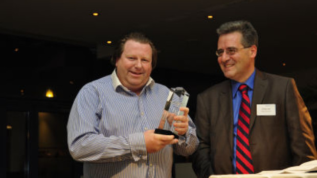Steven Charman (l.), purchasing director of the British pet supplies chain Pets Corner, was presented with the coveted Pet Personality of the Year Award at the International Pet Conference in Prague.
