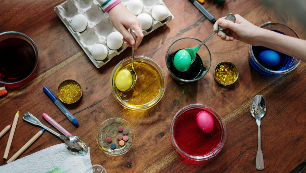 Colouring Easter eggs? Do it yourself!