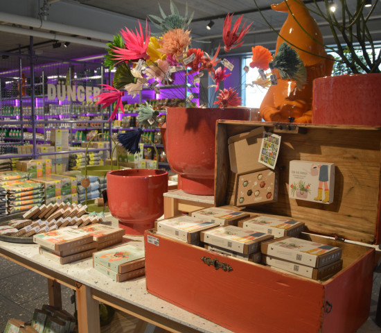 In the "Cabinet of curiosities" with its "Wunderkammertischen", garden hardware is presented in a very unique way. In the "Cabinet of curiosities" with its "Wunderkammertischen", garden hardware is presented in a very unique way.