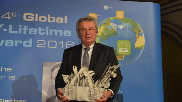 Prof. Klaus Fischer received the 4th Global DIY Lifetime Award.