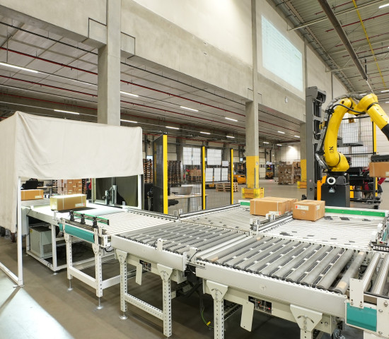 The barcodes are scanned by a scanning system and the goods are conveyed onwards. The barcodes are scanned by a scanning system and the goods are conveyed onwards.