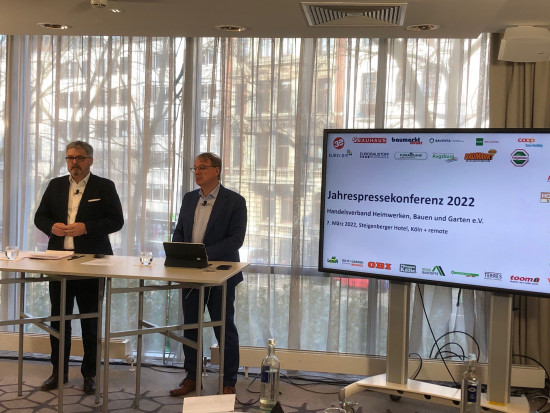 Franz-Peter Tepaß (r.), president of BHB, and managing director Peter Wüst informed about the situation of the German home improvement retail industry. Franz-Peter Tepaß (r.), president of BHB, and managing director Peter Wüst informed about the situation of the German home improvement retail industry.