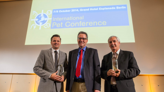 Rolf Boffa (right), founder and managing director of Qualipet, was chosen as “PET Personality 2014”. Mars Petcare Germany received the special award for special services benefiting the pet sector. The award was accepted on behalf of Mars by Tom Albold (left), general manager of Mars Petcare Germany.
