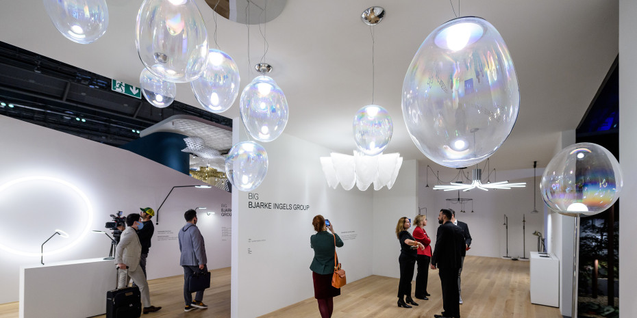 This is where handicraft meets design: the lights float in the room like soap bubbles. 