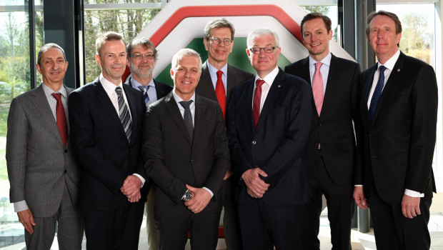 Menouquin's and Hagebau's the senior leader teams: Valère Somers (CFO Menouquin), Vincent Jageneau (member of the board of Menouquin), Geert Vandewalle (member of the board of Menouquin), Olivier Leveau (chairman of the board of Menouquin), Daniel van Cauteren (CEO Menouquin), Heribert Gondert (chairman of the board of directors of Hagebau), und Julian Tintelnot (member of the board of Hagebau), Torsten Kreft (managing director Category Management and strategic development Hagebau retail).