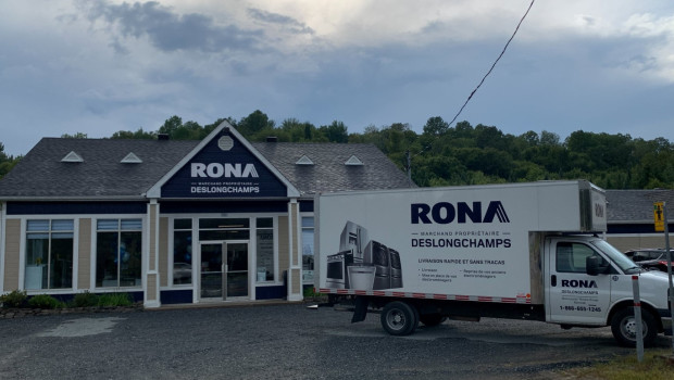Deslongchangs, the dealer owner belonging to the Rona network within the Lowe's Group, introduced a new showroom concept.