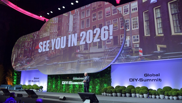 At the 11th Global DIY Summit in Lisbon, Edra Managing Director John Herbert extended an invitation to the next congress in Amsterdam.