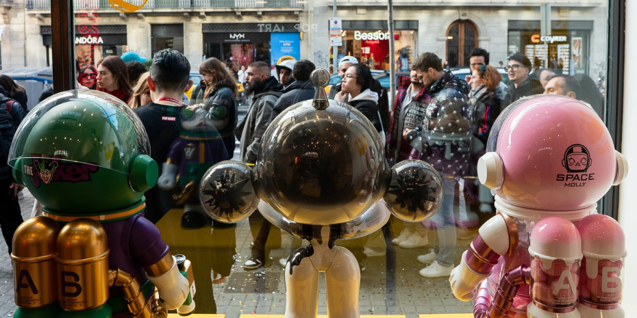 Queues form outside stores belonging to Chinese chain Pop Mart. The reason: Labubu dolls, which are sold (only) there, have become a hype product.