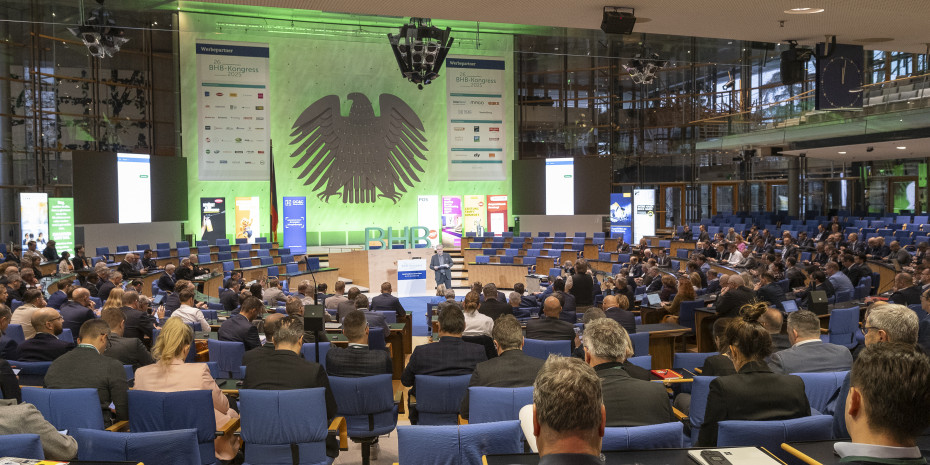 The industry gathered in greater numbers under the federal eagle than it had done for a long time: BHB Managing Director Peter Wüst welcomed more than 500 participants.