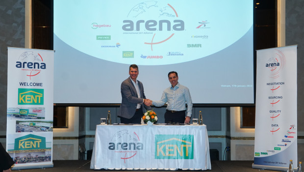 Michael Simms (r.), vice-president of retail at J.D. Irving Limited, and Frank Staffeld, chairman of the board of directors of Arena and general manager of procurement & category management at Hagebau, have signed the contract.